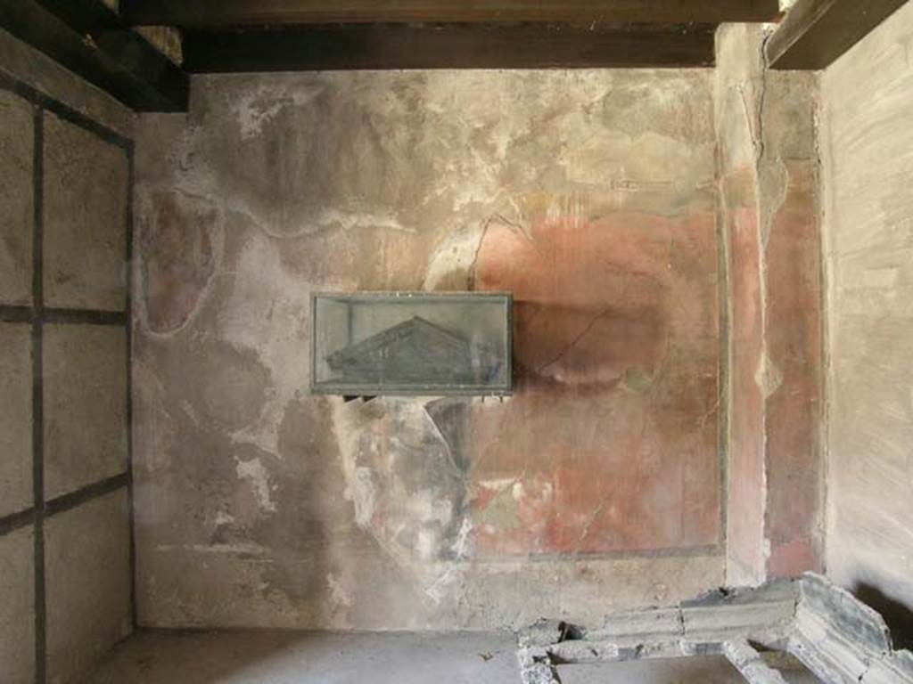 III. 13, Herculaneum. June 2005. Cubiculum 5, looking towards south wall.
In the glass showcase would have been the front of a wooden shrine. Photo courtesy of Nicolas Monteix.
